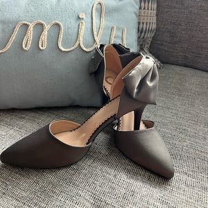 Very classy womens steel gray heels. Size 9